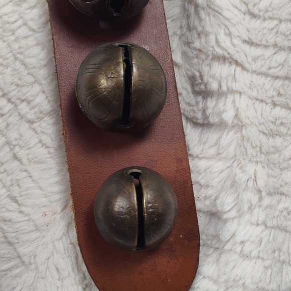 Beautiful Vintage Sleigh Bell On A Leather Strap 13 Bells - Picture 3 of 11